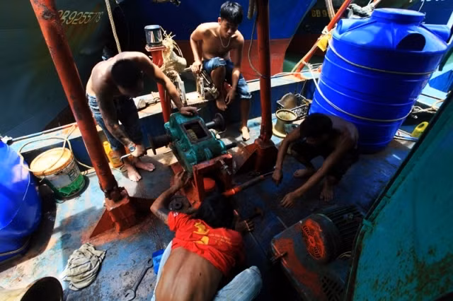 Tàu phải nằm bờ sửa chữa hằng tháng, thiệt hại này ai tính cho ngư dân?
