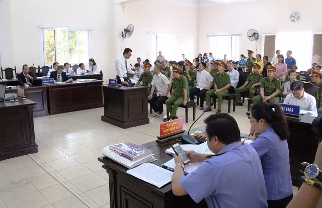 Xét xử sơ thẩm vụ án.