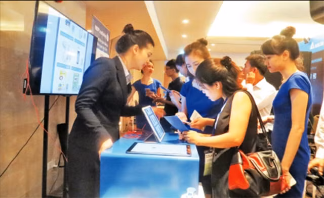 Người dân tìm hiểu thông tin tại Ngân hàng TMCP Đầu tư và Phát triển Việt Nam (BIDV).