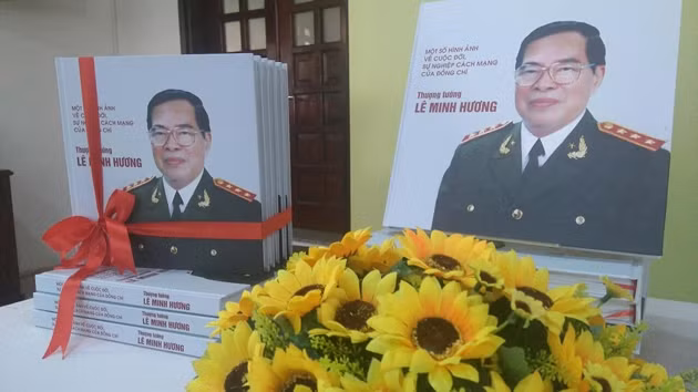  Giới thiệu sách tôn vinh Thượng tướng Lê Minh Hương