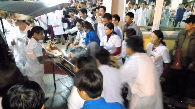 Các nạn nhân được cấp cứu trong đêm. (Ảnh: THÀNH CHÂU).
