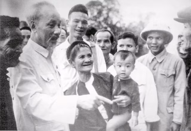 Bác Hồ về thăm quê (1957) sau 50 năm xa cách.