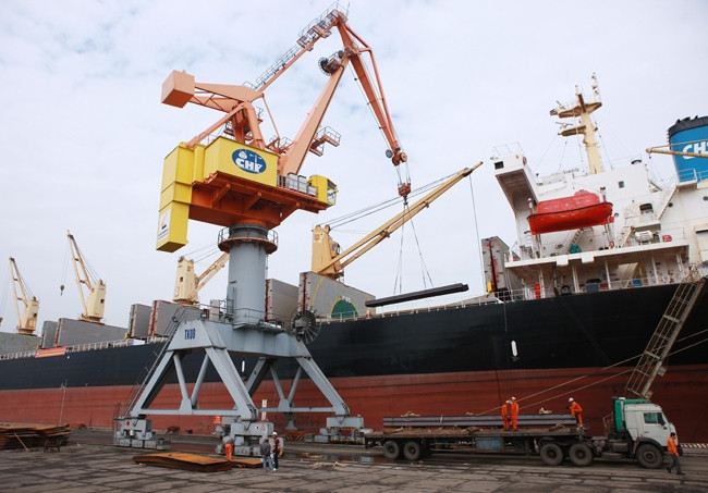 Bốc xếp hàng hóa tại Cảng Hải Phòng. Ảnh: LÂM KHÁNH