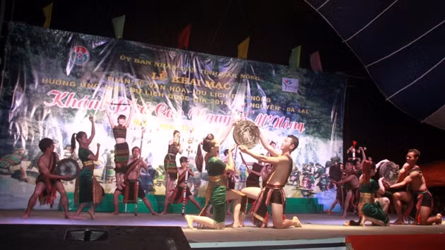 Một tiết mục văn nghệ tại đêm khai mạc Tuần lễ Văn hóa - Du lịch Đác Nông 2014.
