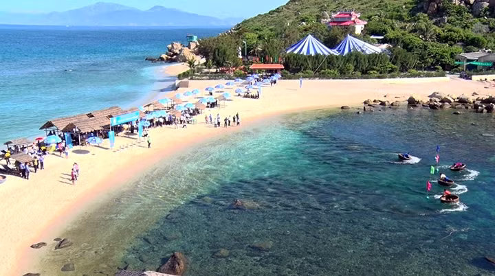 Lễ hội yến sào tại Ðền thờ Tổ nghề yến sào trên đảo Hòn Nội (Khánh Hòa).