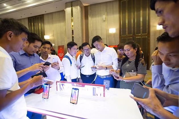 Hàng nghìn người yêu công nghệ chen chân trải nghiệm những mẫu smartphone thương hiệu Việt đầu tiên được sản xuất trong chu trình khép kín tại Việt Nam.