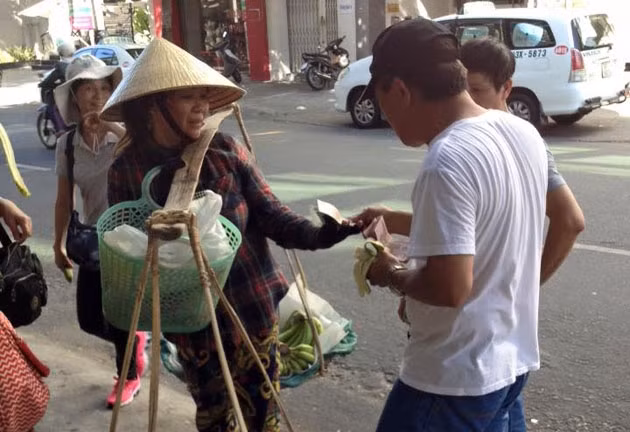 Khách du lịch Trung Quốc thô lỗ với người bán hàng ở Đà Nẵng (FB Nguyễn Duy Khoái).