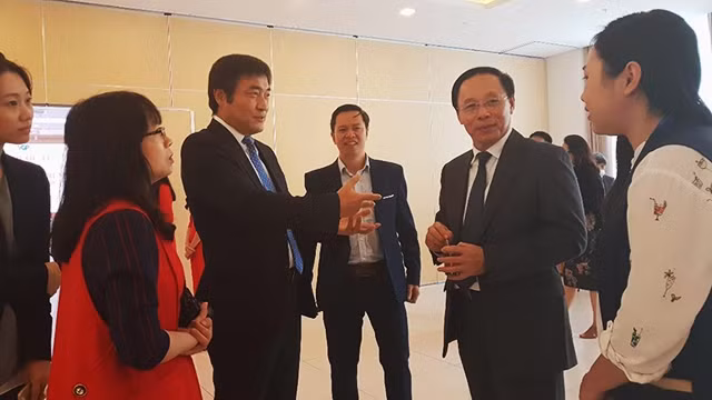 Trao đổi ý kiến bên lề hội thảo.