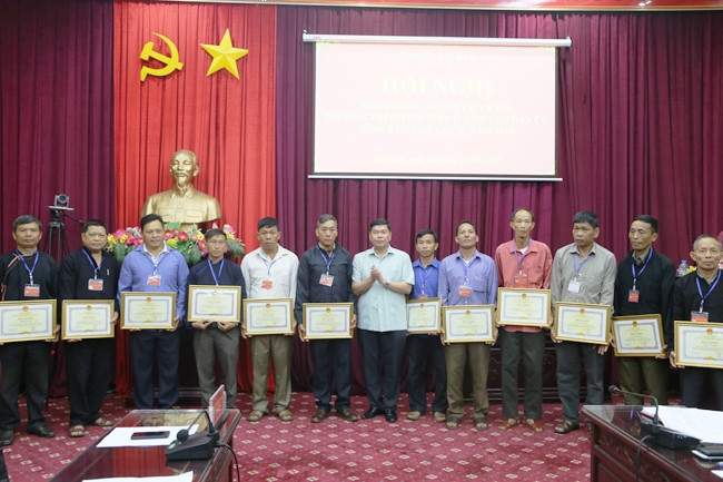 Trao bằng khen cho những người uy tín, trưởng thôn tiêu biểu. 