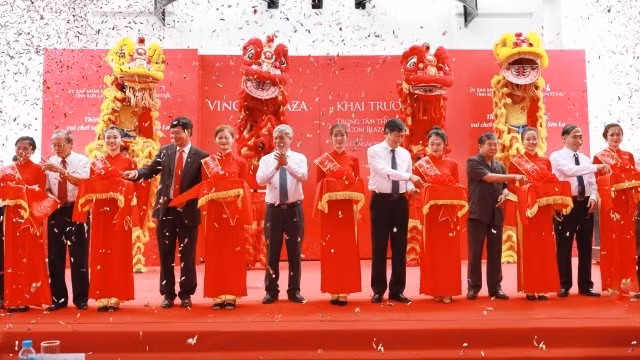 Cắt băng khai trương trung tâm thương mại.
