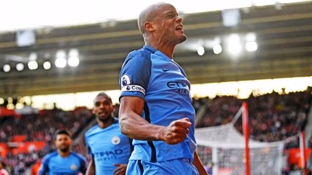 V. Kompany ghi bàn cho Man City sau khi trở lại đội hình chính.
