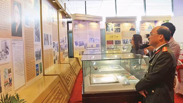 Trao tặng hiện vật các nhà báo lão thành