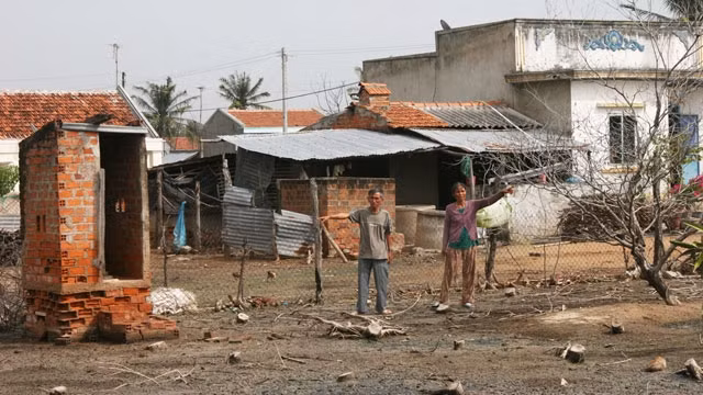 Nhiều gia đình ngậm ngùi vì tài sản bị hư hỏng do ảnh hưởng nhiễm mặn từ dự án sản xuất muối của Công ty Hạ Long.