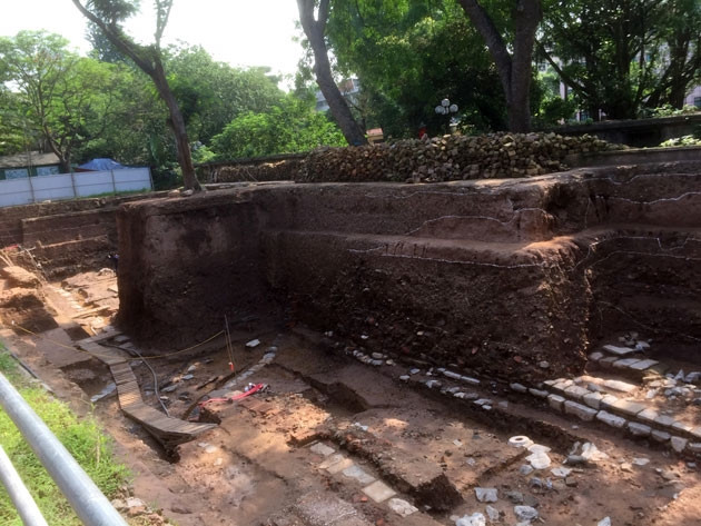 Dấu tích đường nước (hào, hồ), một trong những phát hiện mới quan trọng của cuộc khai quật.