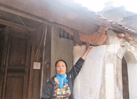 Bà Kiều Thị Thảo bên ngôi nhà cổ bỏ hoang mới được trùng tu.