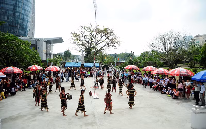 Học sinh tìm hiểu về lịch sử văn hóa dân tộc Cơ Tu tại Bảo tàng Ðà Nẵng.