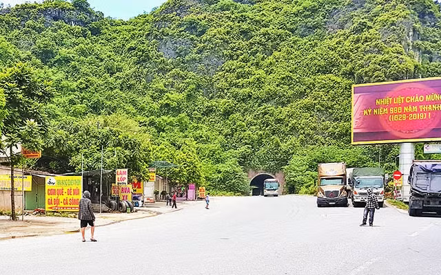 Nhân viên một số nhà hàng ở thị xã Bỉm Sơn (Thanh Hóa) tràn ra đường quốc lộ vẫy khách.