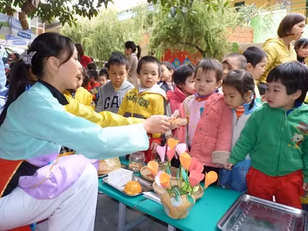 Học sinh Trường Mẫu giáo số 10 (Ba Đình - Hà Nội) vui thích tham gia phiên chợ tổ chức tại trường.