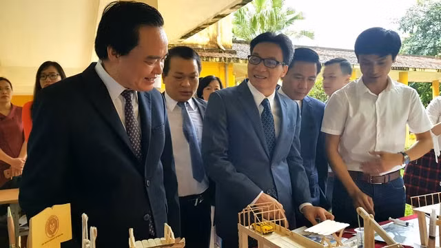 Phó Thủ tướng Vũ Đức Đam cùng Bộ trưởng Giáo dục và Đào tạo Phùng Xuân Nhạ tham quan mô hình sáng tạo của sinh viên trưng bày tại hội thảo. 