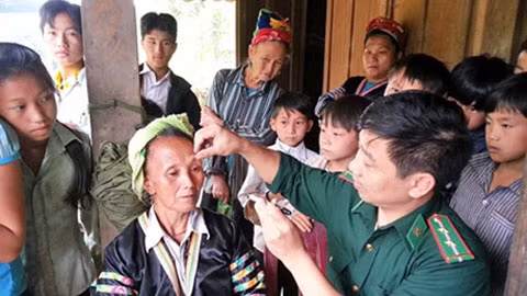 Bộ đội Đồn Biên phòng Tri Lễ (BĐBP Nghệ An) tổ chức khám và cấp thuốc miễn phí cho bà con dân bản Huồi Mới 1, xã Tri Lễ, huyện Quế Phong. Ảnh: HÙNG PHONG