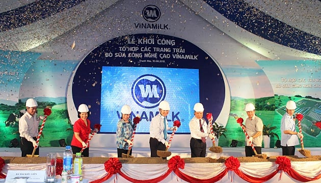 Các đại biểu động thổ, khởi công xây dựng tổ hợp.