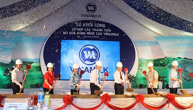 Các đại biểu động thổ, khởi công xây dựng tổ hợp.