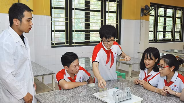 Học sinh cần đạt cả hai mặt là nắm chắc kiến thức văn hóa và thực hành. Ảnh: H.NAM