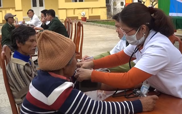 Các y - bác sĩ khám, chữa bệnh cho người dân biên giới.