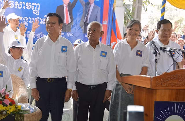 Tân Chủ tịch CNRP Kem Sokha (ngoài cùng bên trái) và ba Phó chủ tịch.