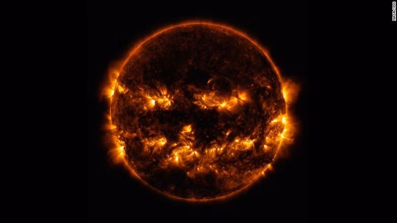 Bức ảnh mặt trời giống đèn Halloween của NASA.