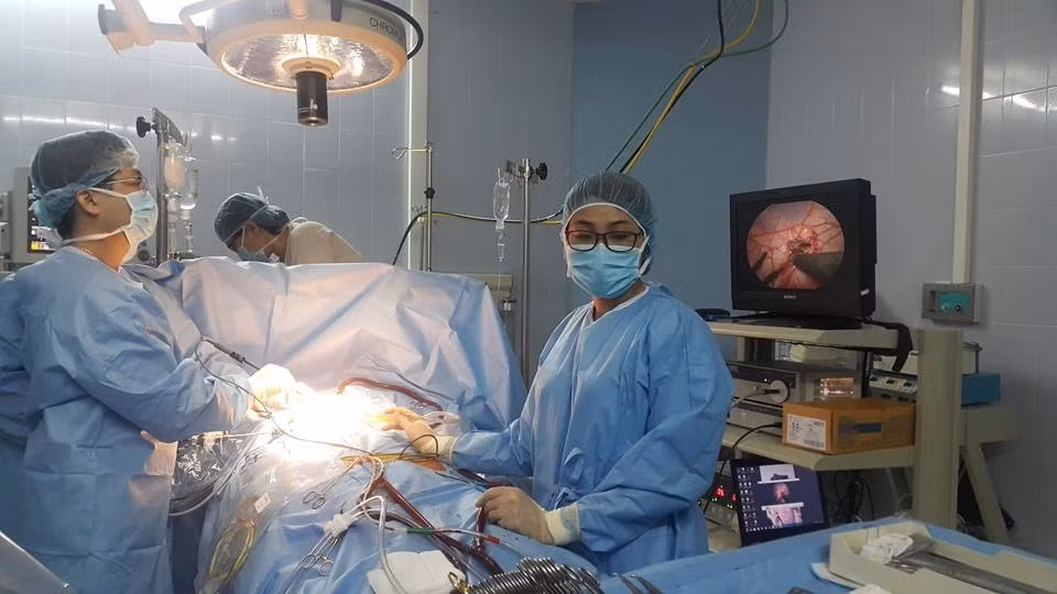 Một ca mổ vá thông liên nhĩ bằng nội soi tại Bệnh viện E.