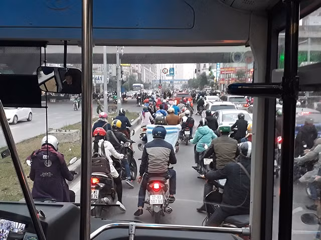 Nhiều chủ phương tiện lấn làn riêng của xe BRT