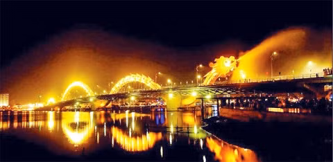 Vẻ đẹp lung linh của Cầu Rồng (Đà Nẵng) thu hút đông du khách tham quan.