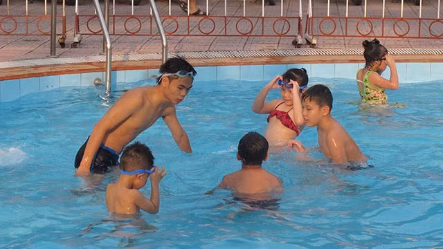 Một lớp dạy bơi cho trẻ em. Ảnh: NGUYỆT ANH