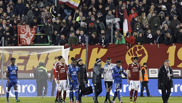 Thủ môn Anthony Lopes (áo xám) được đưa đi kiểm tra sức khỏe. (Ảnh: Football.fr/Reuters)