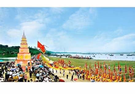 Lễ hội quân trên sông Lục Ðầu trong lễ hội Côn Sơn - Kiếp Bạc, tái hiện hình ảnh oai hùng của thủy quân nhà Trần xưa.