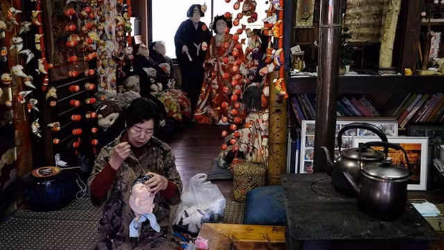 Bà Ayano đang tạo hình những con búp bê bằng bông. Ảnh: AFP