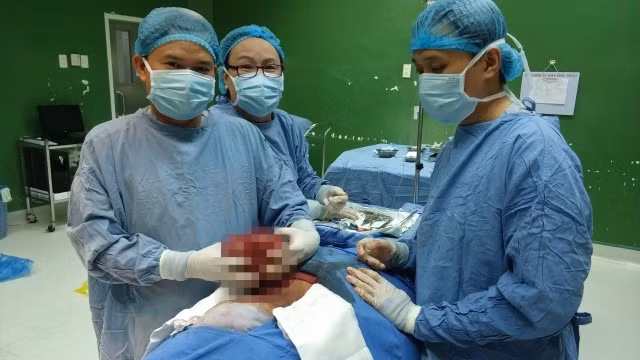 Các bác sĩ Bệnh viện Đà Nẵng mổ, tách thành công khối u ra khỏi cổ bệnh nhân. (Ảnh: Bệnh viện Đà Nẵng cung cấp)