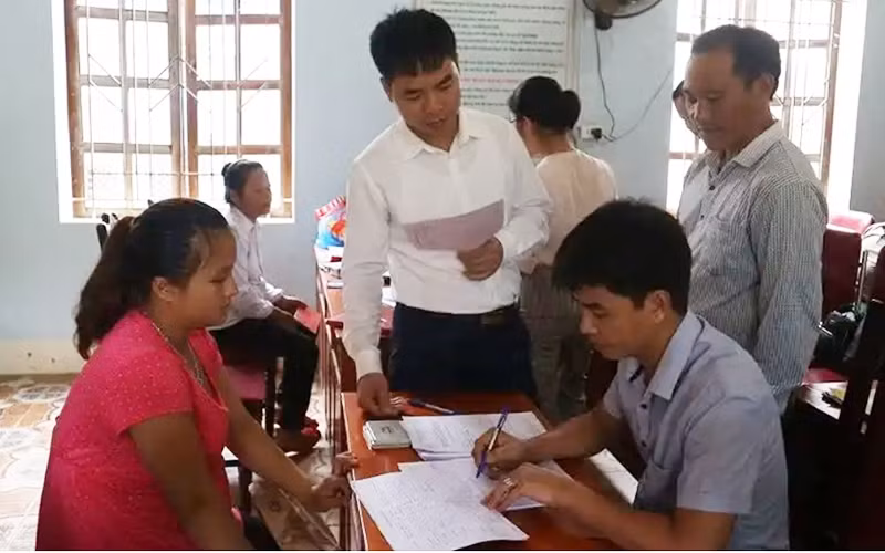 Làm thủ tục nhập quốc tịch Việt Nam tại xã Tri Lễ, huyện Quế Phong, Nghệ An. Ảnh: Kim Long.