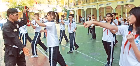 Võ sư Trương Huỳnh Long luyện tập cho học sinh Trường THCS Võ Trường Toản, quận 1.