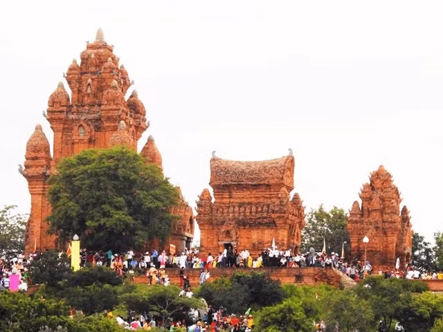 Đông đảo đồng bào Chăm và du khách tập trung về Tháp Pô- Klong Grai để tham gia lễ hội.