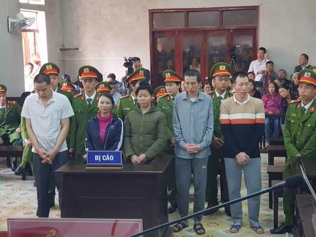 Các bị cáo tại phiên tòa ngày 27-11