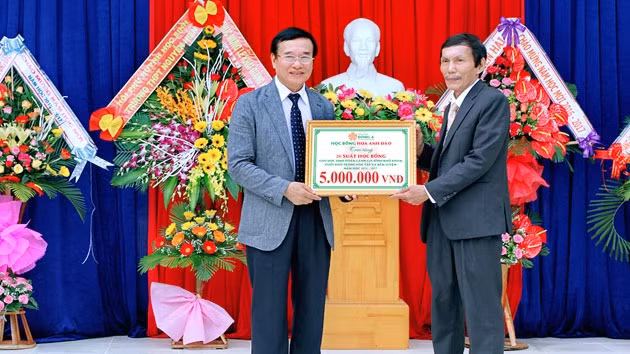: Đại diện trường ĐH Đông Á trao 20 suất học bổng cho đại diện trường THPT Nguyễn Hiền.
