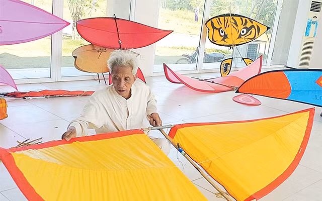 Nghệ nhân Nguyễn Văn Quyền làm diều sáo.