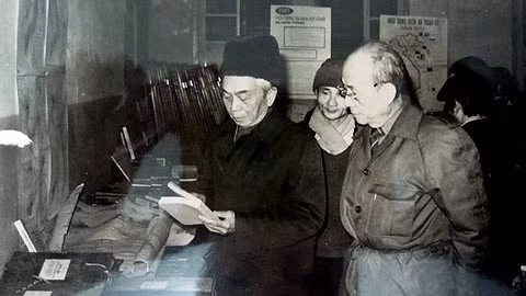 Đại tướng Võ Nguyên Giáp và GS Vũ Khiêu đi kiểm tra việc chuẩn bị Hội thảo kỷ niệm danh nhân Nguyễn Trãi năm 1980.