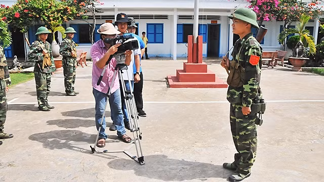 Đoàn làm phim trong một lần tác nghiệp.
