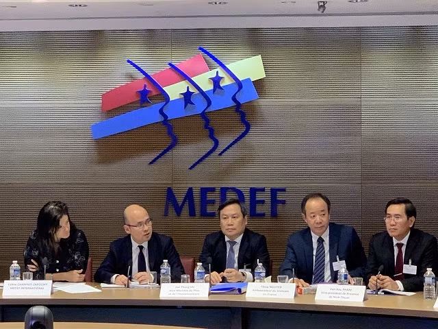 Thứ trưởng Vũ Đại Thắng và Phó Chủ tịch Hội đồng doanh nghiệp Pháp - Việt, Céline Charpiot-Zapolsky, chủ trì Tọa đàm Doanh nghiệp Việt - Pháp.