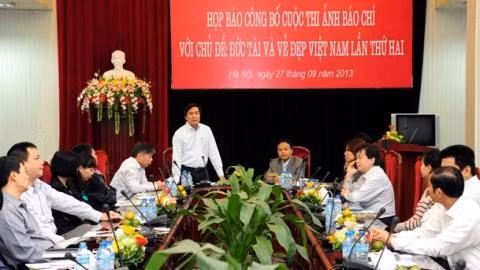 Đồng chí Lê Quốc Khánh, Phó Tổng Biên tập Báo Nhân Dân phổ biến thể lệ cuộc thi. (ảnh: Trần Hải)