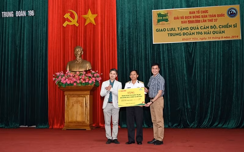 Đồng chí Hữu Việt, Trưởng ban Văn hoá văn nghệ, Trưởng ban tổ chức Giải bóng bàn toàn quốc Báo Nhân Dân lần thứ 37 cùng đại diện nhà tài trợ tặng quà cho Trung đoàn 196 Hải quân.