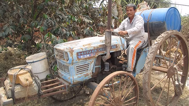Ông Hai Thứ, trùm buôn lậu một thời, nay là nông dân có những sáng kiến hay phục vụ cộng đồng.